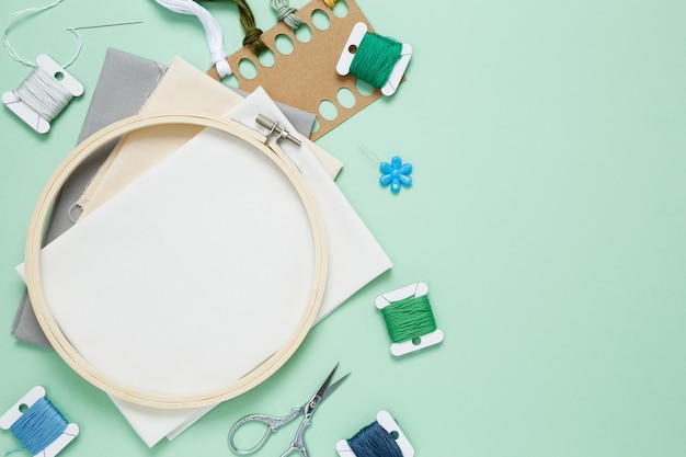 zestaw do haftu obok informacji kontaktowych