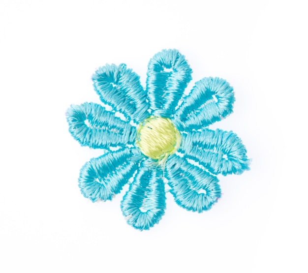 haftowane kwiaty na lnianej tkaninie